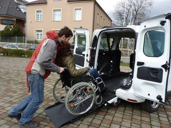Autodoprava pro seniory a znevýhodněné | HEWER, z.s.