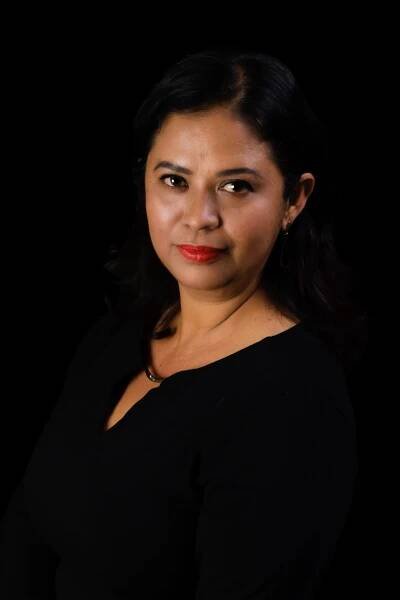 Foto con fondo de negro de nestra agente inmobiliario Silvia Sánchez
