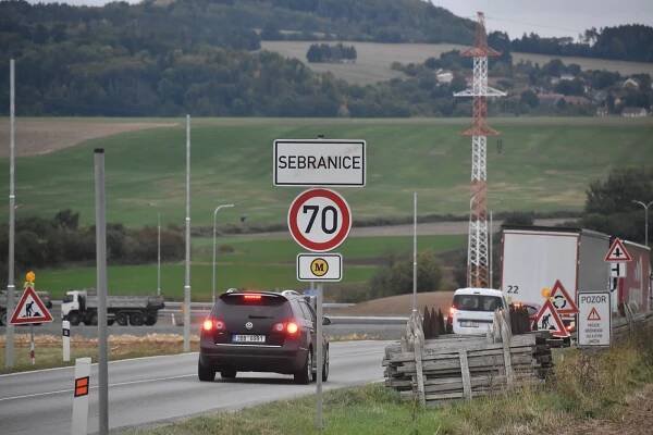 Okružní křižovatka na I/43 u Sebranic. Semafory zmizí, řidičům se uleví