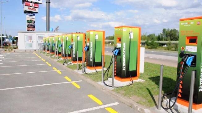 V Hradci otevřeli jednu z největších dobíjecích stanic pro elektroauta v zemi - Novinky