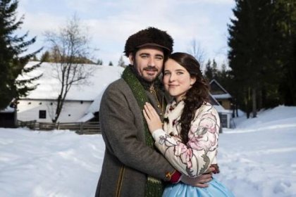 Pohádka O vánoční hvězdě měla premiéru na Vánoce roku 2020. Nesmělý učitel Václav (Vojtěch Kotek) se v ní zamiluje do princezny Amálie (Leonie Brill).