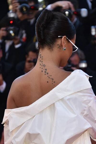 Sexy tatérka se může pochlubit hvězdnou klientelou: Její doživotní ozdobu mají na těle Rihanna, Miley Cyrus i Lady Gaga