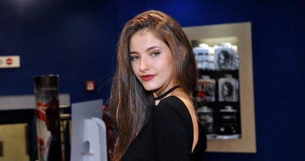 Sara Sandeva je sexy herečka.
