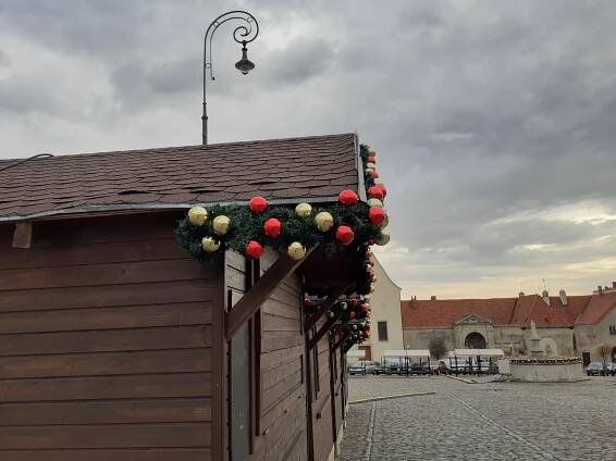 VIDEO: Advent 2024 ve Znojmě. Kluziště na Horním náměstí střídá nová výzdoba