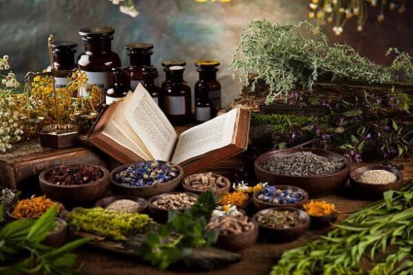 bylinná medicína a kniha na dřevěném stole - naturopathy - stock snímky, obrázky a fotky