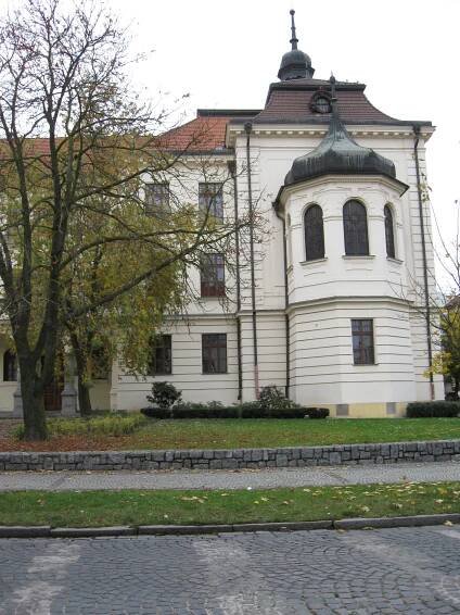 Soubor:2 Gymnázium Benešov.JPG – Wikipedie