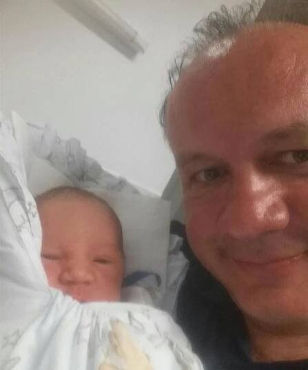První selfie: Slovenský prezident s čerstvě narozeným synem Martinem - Expres.cz