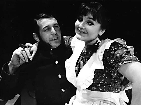 Petr Drholec jako Schaf se Zdislavou Bohuslavovou ve hře Měsíc na vsi v režii Miroslava Krobota (rok 1977).