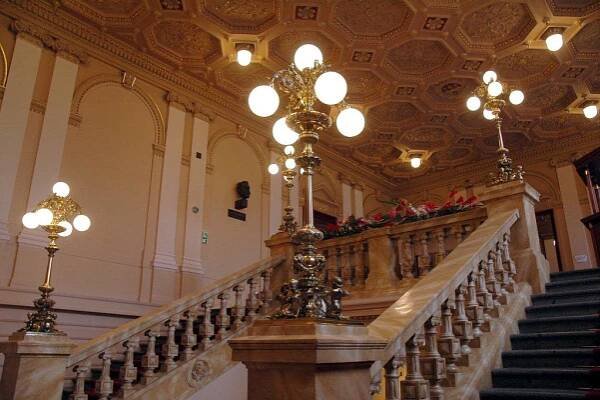 Víte, s jakými osobnostmi je spojený Palác Žofín? | Rádio Praha