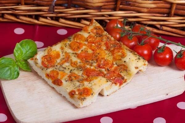 Italská foccacia - dříve jídlo chudých dnes oblíbená pochoutka - Jimeto.cz