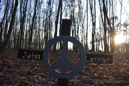 Předčasný odchod Johna Lennona si připomněli u jeho pomníku v lese u Skalice