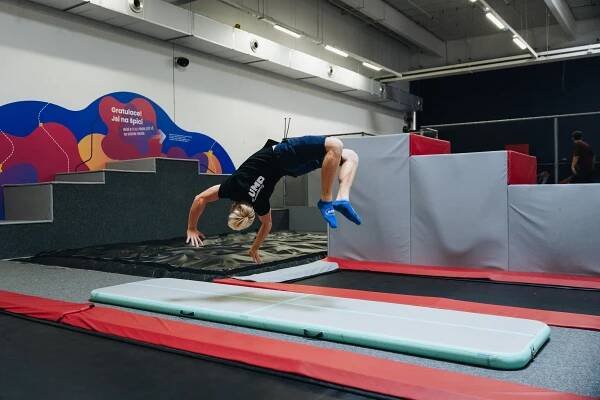 Vstupy nebo permanentky do Jump Academy Olomouc: trampolíny, parkour zóna i 9D kino
