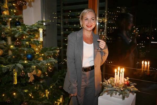 FOTO: Martina dorazila na předvánoční akci bez doprovodu partnera Josefa Vařeky. – stránka 107