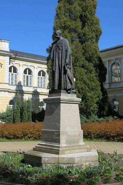 Socha Františka Josefa I. před Císařskými lázněmi ve Františkových Lázních | Drobné památky 