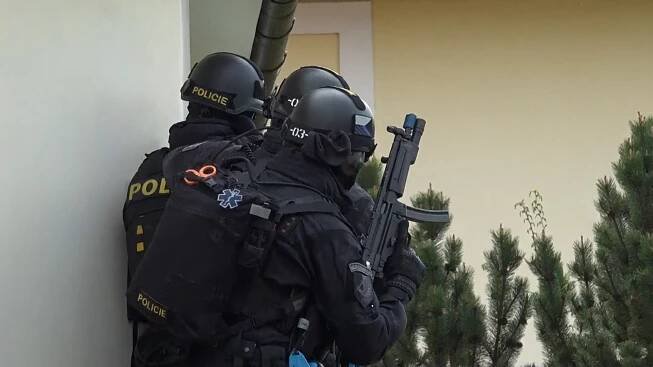 Poplach v léčebně na Olomoucku. Desítky policistů cvičily zneškodnění střelce v nemocnici