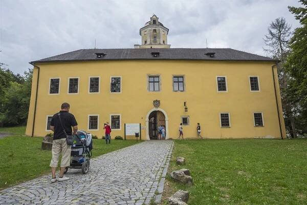 Zlín zvelebí okolí hradu Malenovice, vzniknou u něj pěšiny nebo altán