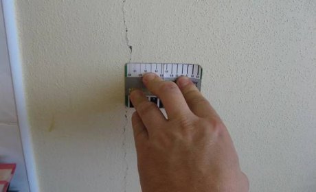 Trhlina kopirující styk stěnových panelů od vibrací způsobených nevhodným způsobem provádění bouracích prací v sousedním bytě Zdroj: www.statickeposudky.cz