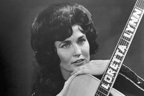 NASHVILLE, TN - CIRCA 1962: Loretta Lynn poses for a portrait holding a guitar that has her name spelled down the fretboard in circa 1961 in Nashville, Tennessee. (Photo by Michael Ochs Archives/Getty Images)