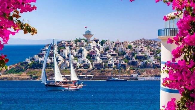 Výhľad na Egejské more z časti Ortakent v meste Bodrum.