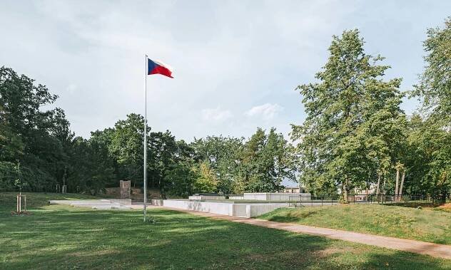 Pardubický památník Zámeček je ukryt z velké části pod zemí mezi vzrostlými stromy – DesignMag.cz