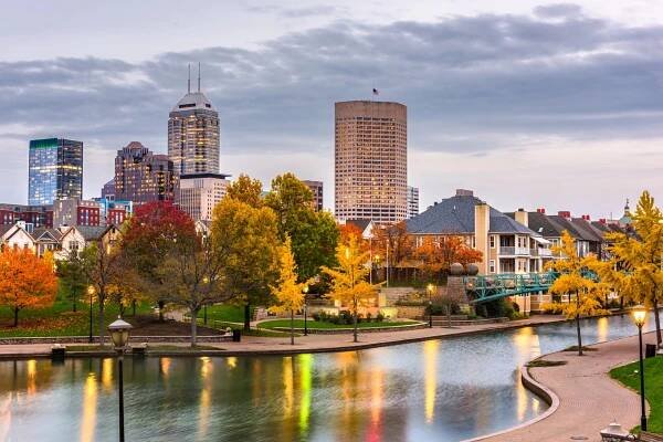 Indianapolis, Indiana, Usa centra Panorama na řece White za soumraku. — Stock obrázek