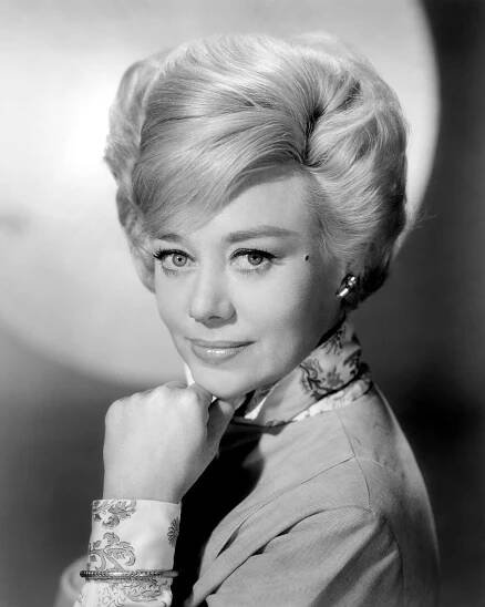 Glynis Johns, a Tony Winner and Actress in ‘Mary Poppins,’ Dies at 100