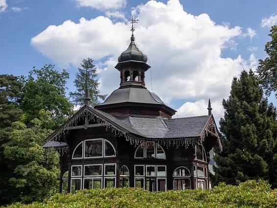 Lázně Karlova Studánka – malebná architektura a čistá příroda Jeseníků | PrimaVylety.cz