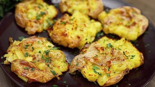 Jednoduché, ale fajnové zapečené brambory s česnekovým máslem – ingredience máte doma!