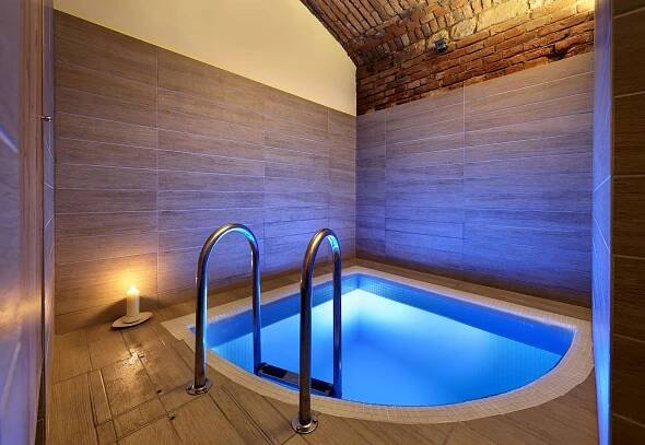 Bazén v ubytování Absolutum Wellness Hotel nebo v jeho okolí