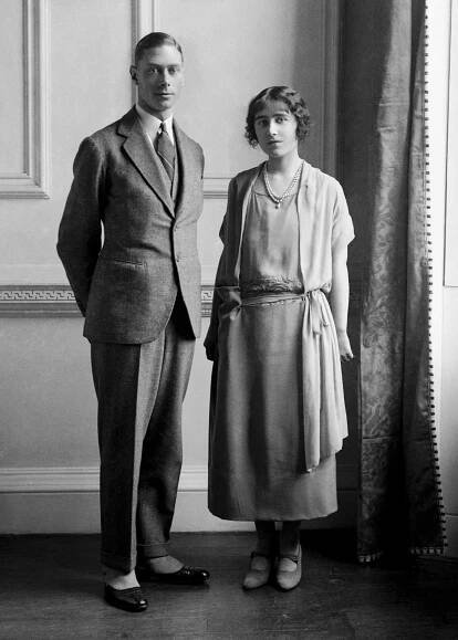 Soubor:Albert, Duke of York - later King George VI - with Lady Elizabeth Bowes-Lyon - later Queen Elizabeth.jpg – Wikipedie
