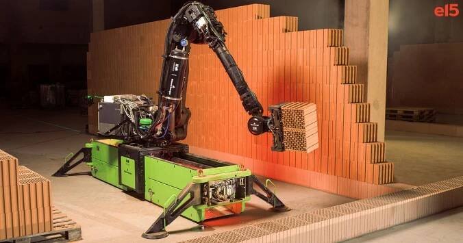 Robot místo zedníka. Čeští roboti stavějí v Anglii celou ulici
