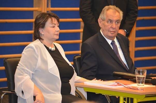 Zeman s Ivanou vyrazil mezi prvňáčky. Kteří ministři vedli do škol své vlastní děti?