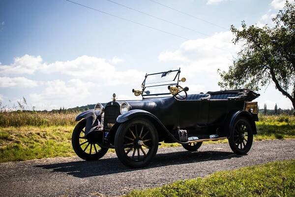 Za tímhle volantem se dost nadřete, ale zážitek je to neskutečný a každý řidič se za vámi otočí! Řídili jsme americký Dodge z roku 1920