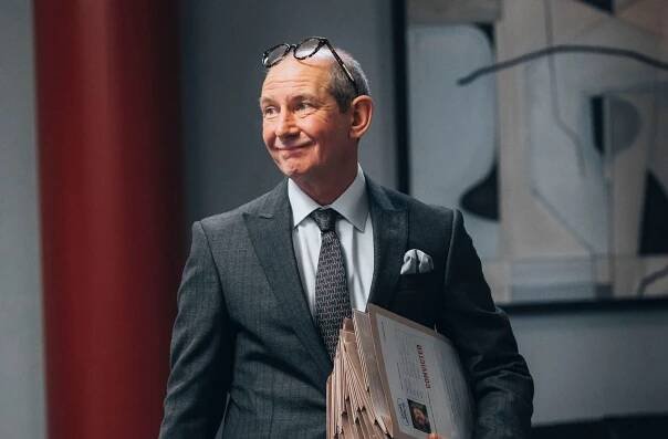Editorial use only Mandatory Credit: Photo by ITV/Shutterstock (14264062p) Ian Hart as Bob Rutherford. 'Mr Bates vs the Post Office' TV Show, Series 1, Episode 2 UK - 02 Jan 2024 Mr Bates vs the Post Office, is a British ITV four part drama which tells the true story of of one of the greatest miscarriages of justice in British legal history. Hundreds of innocent sub-postmasters and postmistresses were wrongly accused of theft, fraud, and false accounting due to a defective IT system. Many of the wronged workers were prosecuted, some were imprisoned for crimes they never committed, and their lives were irreparably damaged by the scandal.