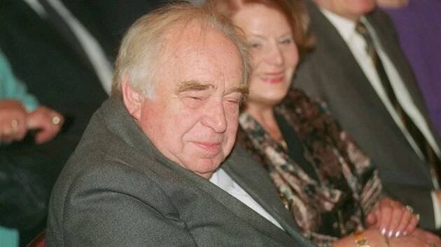 Takto zachytil fotograf Otu Sklenčku v hledišti při oslavách 85. výročí založení Divadla na Vinohradech. Bylo to v závěru listopadu v roce1992.V tomto divadle spolu se ženou také hráli.