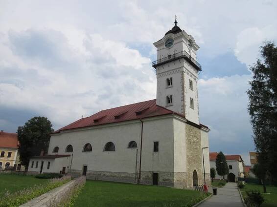 Fotogalerie Spišské Podhradie - Mariánské náměstí s morovým sloupem a Spišským hradem - č. 1160171 | Turistika.cz
