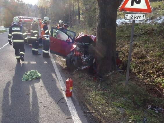 Auto se doslova zapasovalo do stromu, zasahovat musel vrtulník - FOTKY - QAP.cz