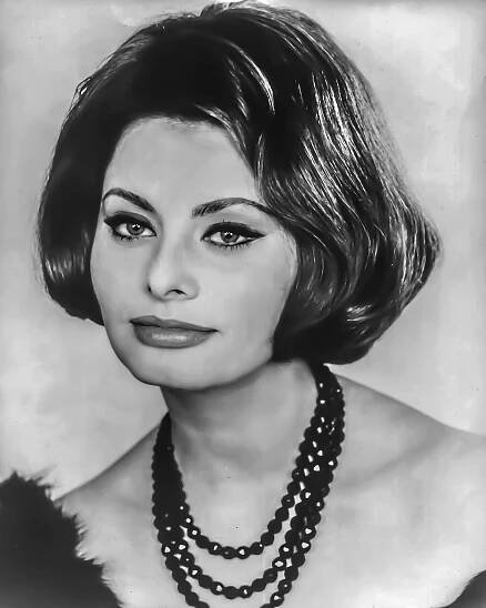 Sophia Loren. Z hubeného děvčátka bez budoucnosti vyrostla ikona ženství