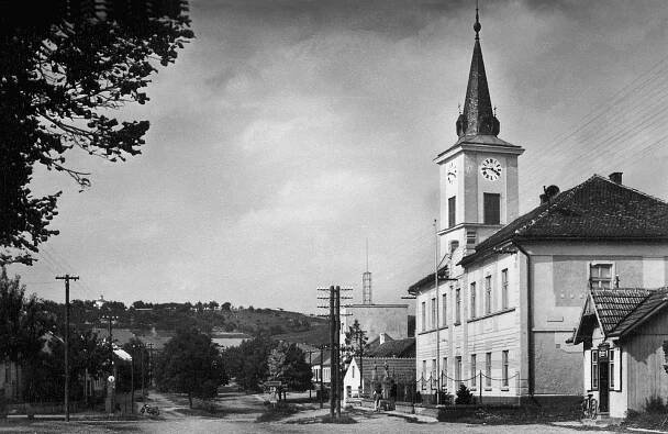 Újezd u Brna, pohled z Masarykovy ulice ke kostelu; 1956 (sbírka Pavla Fiedlera).