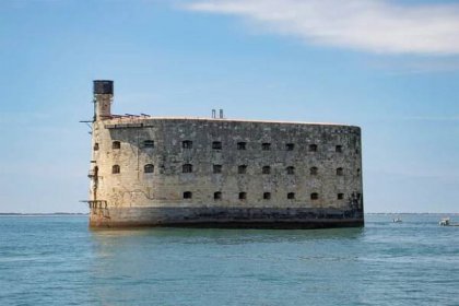 Pevnost Boyard potřebuje opravy za desítky milionů eur. Nezvládá nápor vln