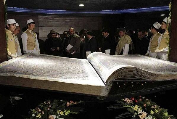 Afghánský kaligraf Sábir Husajní Chidrí dnes představil v Kábulu údajně největší korán na světě. Kniha měří 230 centimetrů na výšku a 150 na šířku.
