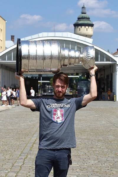 Skromný vítěz Stanley Cupu Pavel Francouz. Pohodář, který se nebojí pomoci jiným