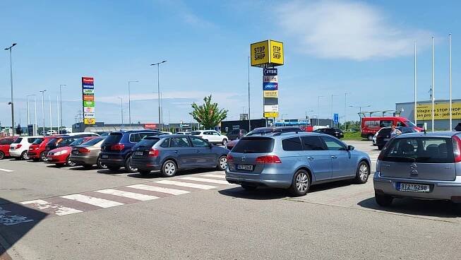 Fotografie - Parkoviště Albert hypermarket Parkoviště, Staré Město, Zlínský kraj, Česko - 06.06.2025
