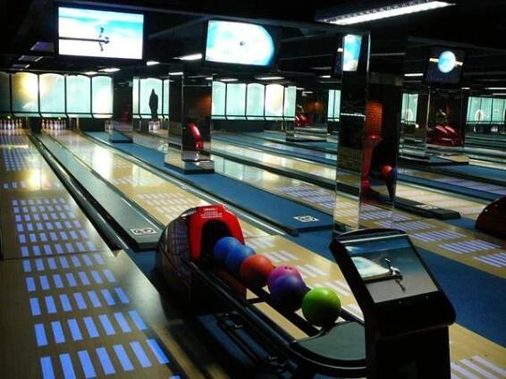 Katowice-Polsko: osmidráhový bowling MS KOMFORT + dotykové ovládací pulty