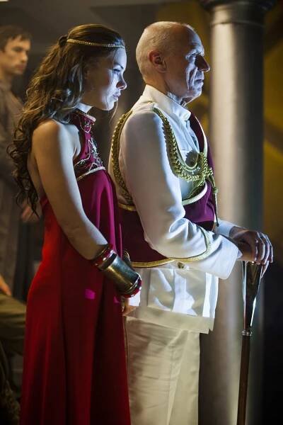 Dominion - Pilot - Z filmu - Roxanne McKee, Alan Dale