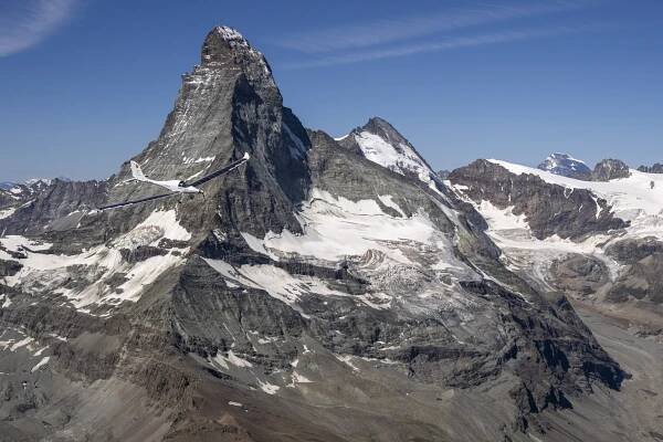 Das Solarflugzeug SolarStratos fliegt vor dem ikonischen Matterhorn bei Zermatt, Schweiz, während eines Testflugs.