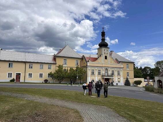 Městys Stádlec na Táborsku o víkendu uspořádal velkolepou slavnost. V neděli 25. května totiž uplynulo 50 let od zprovoznění posledního dochovaného empírového mostu v Čechách, ten v roce 1975 propojil břehy Lužnice v tomto malebném údolí.