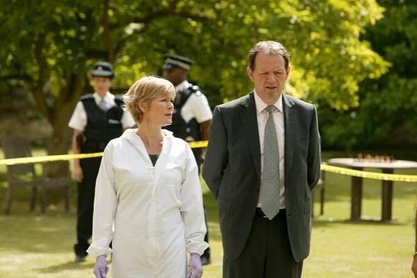 Vraždy v Oxfordu - Mysl hory přenáší - Z filmu - Clare Holman, Kevin Whately