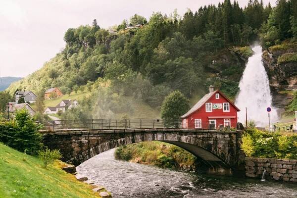 Steinsdalsfossen, Norheimsund, Norsko online puzzle