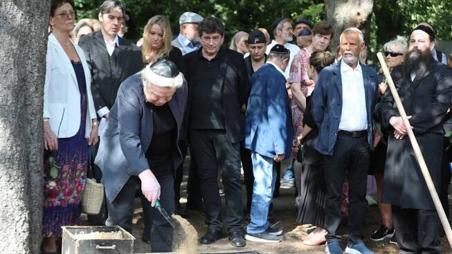 Půl roku po smrti Yvonne Přenosilové (†76): HROB JEN Z HROUDY HLÍNY!